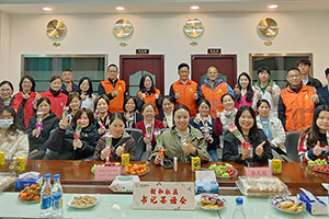 福城街道新和社區(qū)蒞臨雅香麗化妝用品（深圳）有限公司開展“巾幗綻放.婦女權(quán)益保護(hù)法介紹”書記茶話會(huì)。