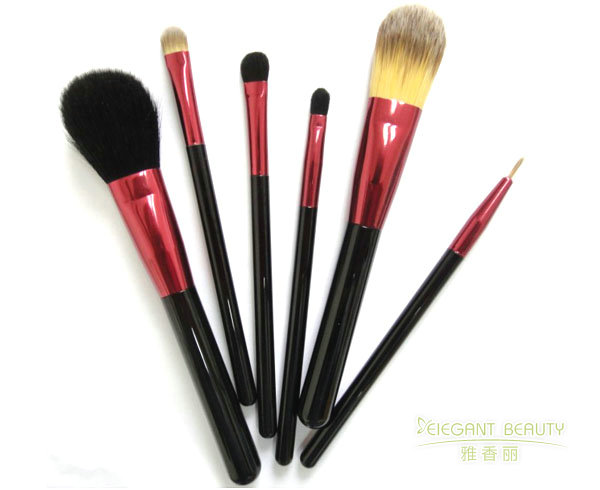 化妝刷套裝中的腮紅刷尺寸如何適配不同臉型?